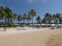 ホテル専用ビーチです。フーコック島の代表的なロングビーチ（チューンビーチ, Bai Truong)で、遠浅の白い砂浜が続いています。