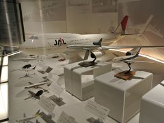 空港でお土産を買って、飛行機の展示物をみます。