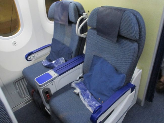 プレミアムエコノミー。ラウンジで食事を済ませたので、ひたすら寝ます。