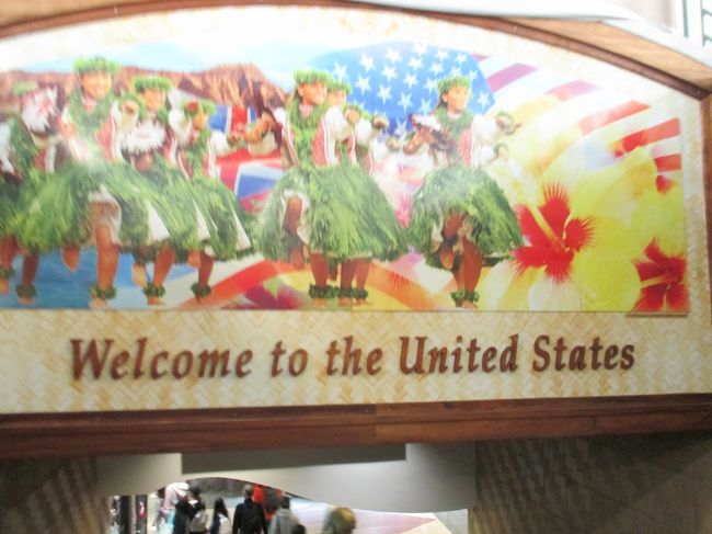 ドリンクサービスも食事も起きることなく、ホノルルに到着しました。<br />この看板見るの久しぶり。