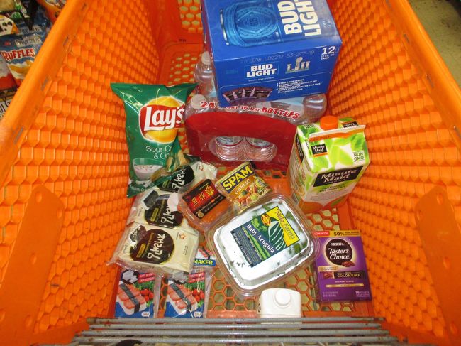 トランクを一旦預けてからドンキホーテで買い物です。水もABCで少しづつ買うよりもお得です。使うぶんを車から運びます。