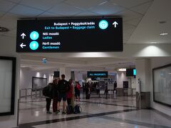 ハンガリー初入国。

空港はシンプルながら表示は非常に分かりやすかったです。
それにしてもマジャール語（ハンガリー語）はローマ字なのに全く読めない・・・