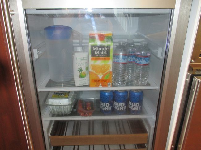 ガラス張りの冷蔵庫。