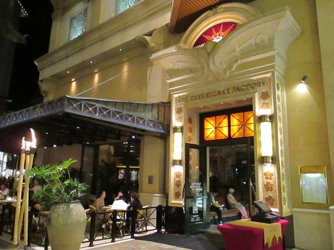 チーズケーキファクトリーで夕食。