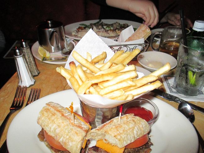 ファクトリーバーガーとチキンマディラ。チキンマディラはかなりうまし。