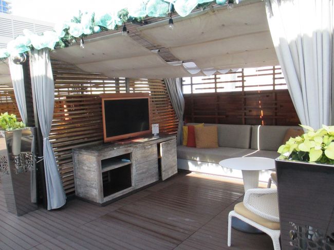 ２日目はルーフトッププールでゆっくりします。楽園です。