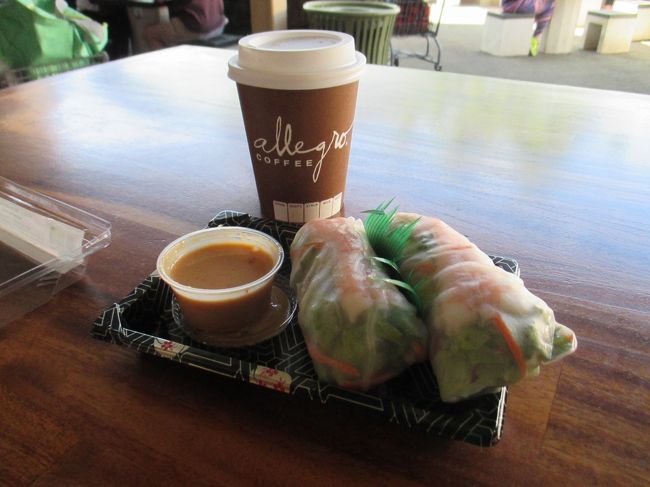 お土産用のトートバックを買って、小腹を埋めます。