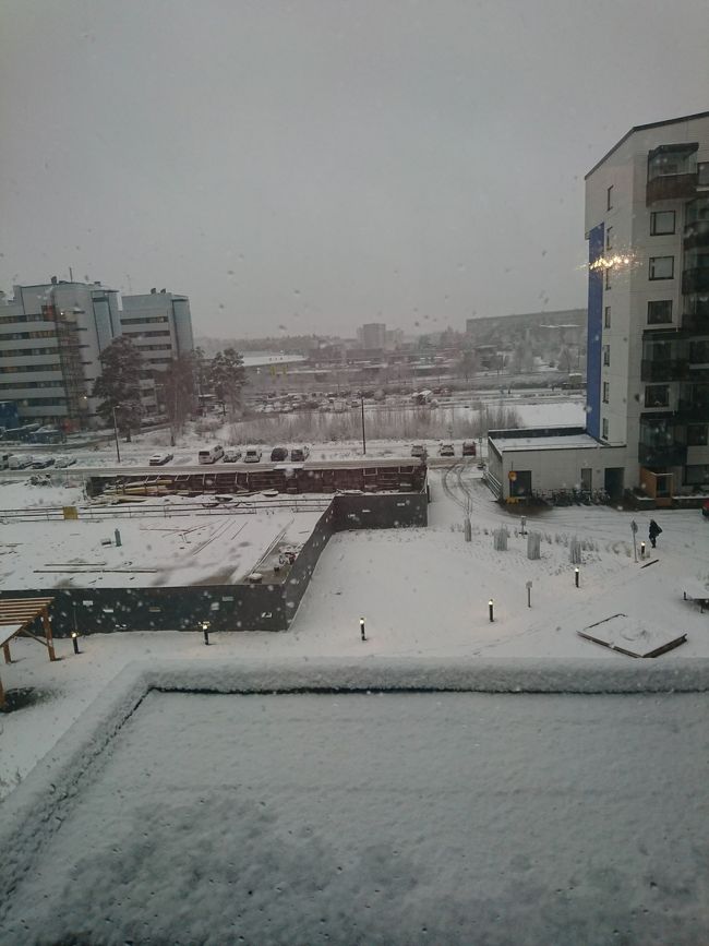 12/1<br />朝から雪が降ってました。<br />－2度くらい。<br />部屋に窓付きベランダがありそこに出ると外の様に寒い。<br />冬は冷蔵庫がわりになります。