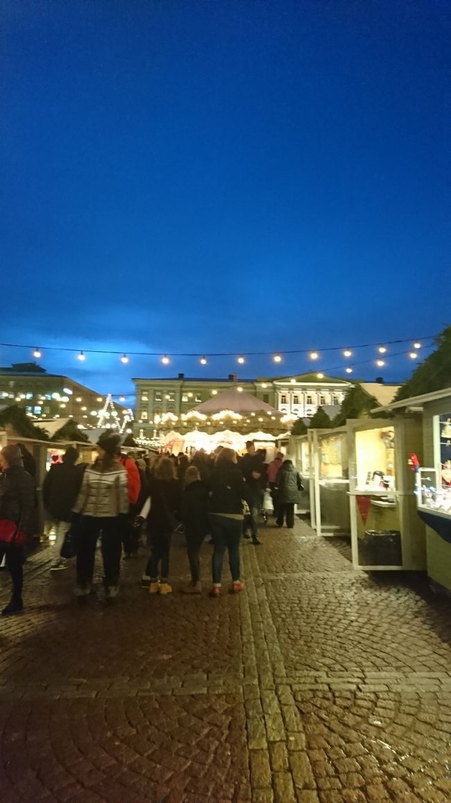 マーケットではクリスマス用品、手編みの靴下、手袋、お菓子、パン、サーモン？、など色々売ってました。<br />もちろんグロッギも。<br />売っているものは違いますが、日本のお祭りの屋台の様な感じです。