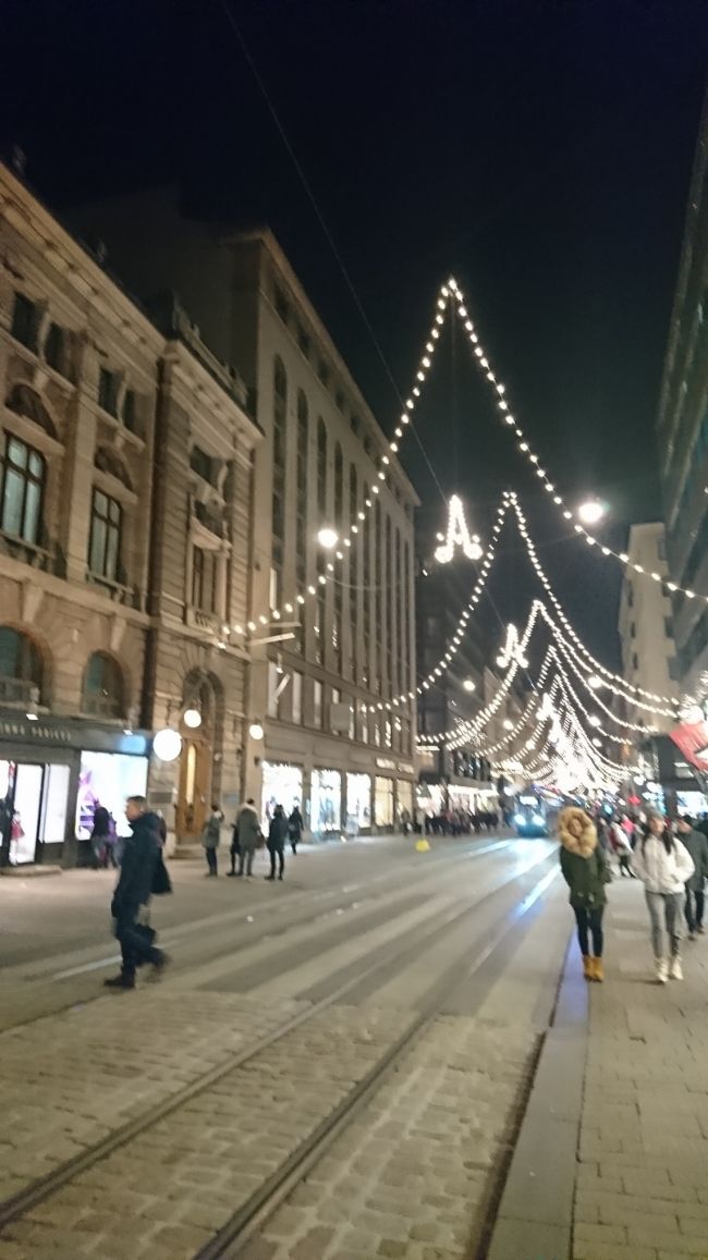 帰り道。<br />どこも通りもイルミネーションが綺麗です。<br />色は1色なのにシンプルで綺麗です。