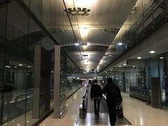 到着！
なが～い通路です。