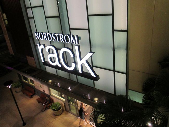 ノードストロームラックに立ち寄ります。