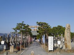 続いてやってきたのは、兵庫県赤穂市「大石神社」です。
大石神社は、赤穂事件において討ち入りをした大石良雄ら赤穂浪士を祀る神社。
赤穂浪士の像がずらっと並んでいます！！！

