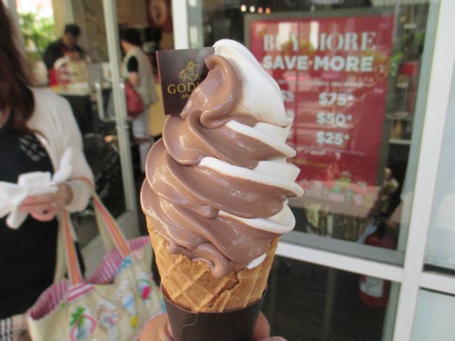 50%OFFで気に入った服が買えました。満足です。<br />ゴディバのソフトクリームを食べて、ワイキキに戻ります。