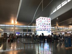 空港には18時すぎに到着。帰りはUAの特典航空券でプーケット→バンコク→北京→羽田→伊丹 というルートで帰ります。羽田まではビジネスクラスです。