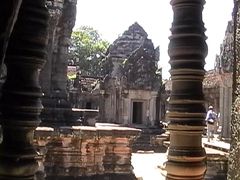 中央祠堂を囲む回廊周りのテラスを歩くと伽藍内部を一周出来る造り（バイヨンと同じ発想）になっていました。飾り窓から外を見た伽藍の景色は差し込む光も柔らかく祠堂の装飾も見事で結構好きかも？ 