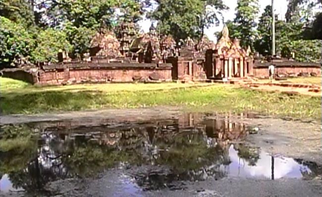 967年に建てられたヒンドゥー教建築の小さい寺院だけど、ホント赤一色。