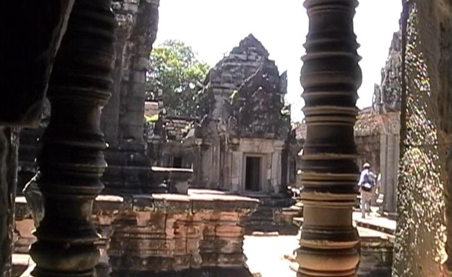 中央祠堂を囲む回廊周りのテラスを歩くと伽藍内部を一周出来る造り（バイヨンと同じ発想）になっていました。飾り窓から外を見た伽藍の景色は差し込む光も柔らかく祠堂の装飾も見事で結構好きかも？ 