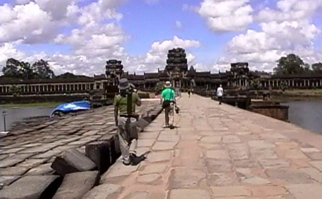 この旅で最後に行った遺跡･･･もちろんアンコール・ワット。クメール文化、アンコール王朝の象徴なワケで現在のカンボジア国旗にも描かれているぐらいだし。環濠を渡る西参道を通りまずは塔門を目指します。