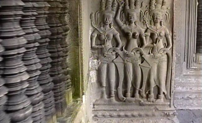 第一回廊から第二回廊を経て、第三回廊に登ると幾つものデバターが彫られていました。