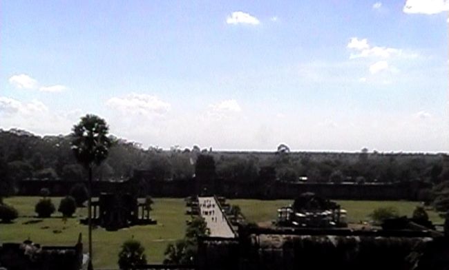 第三回廊からのぞむ西参道。この遺跡の大きさを実感します。