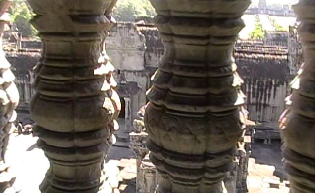 第三回廊の連子状窓からは第二回廊が見えます。