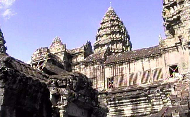 第三回廊から見る中央祠堂。ここまで来てみて分かるのは、横にも広いが縦にも広い。