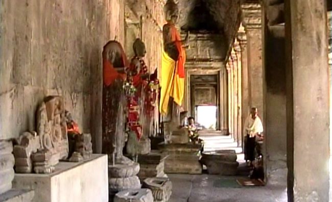 第二回廊に戻り、十字回廊の近くにあるプリヤポアンと言う仏像の並ぶ回廊。地元の人がお供えを持ってきてました。