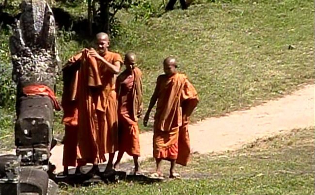 境内の僧坊から来た若い僧達。