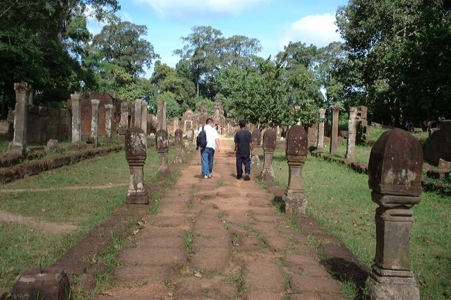 紅色砂岩に施された彫刻や洗練された装飾模様は彫りが深くて、多数あるアンコール遺跡の中でも群を抜いて優美。未舗装の道を遠路はるばる来た甲斐ありました。