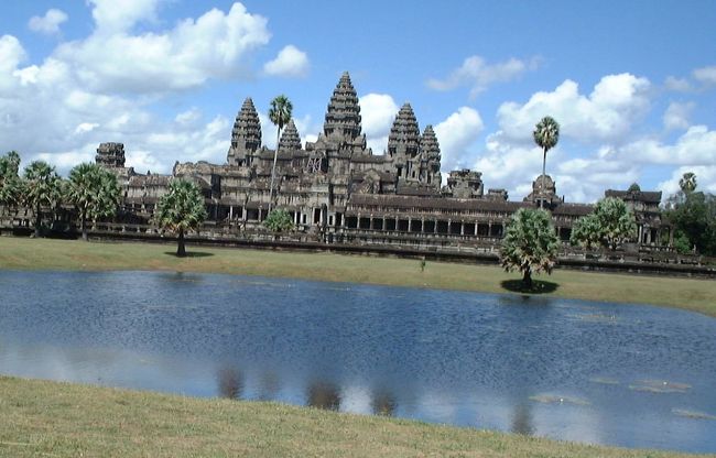 見るもの全てが言葉を失うくらいに素晴らしいアンコールワット。これぞ世界文化遺産ならではの醍醐味。 <br />