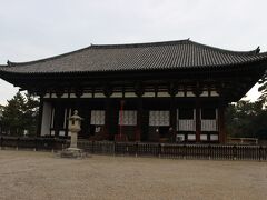 法相宗大本山 興福寺　東金堂

神亀3年（726）に聖武天皇が叔母元正（げんしょう）太上天皇の病気全快を願って建てたそう。

以来、６回もの被災により再建を繰り返し、今の建物は応永22年（1415）に再建されたそうです。

国宝・重要文化財に指定。