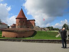 カウナス城（Kauno Pilis）

13世紀にドイツ騎士団の侵略を防ぐために造られた城。
もとは大径の城壁に4つの塔があったが、現在残っているのは修復された塔と城壁の一部、城郭の名残のみ。