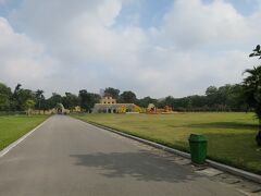 タンロン遺跡まで来てみました。公園みたいに整備されてる。