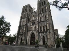 ハノイ大教会です。写真だとわかりにくいのですが、結構大きくて迫力あります。