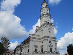 旧市庁舎（Rotuse）

1542年が起源の”白鳥”に例えられる美しいバロック様式。
18世紀半ばに現在の姿に建て直され、現在は結婚登記所に。