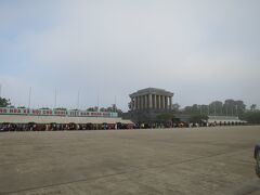 最終日なので、ハノイの町歩きをします。まずはホーチミン廟に行って見る。観光地としてだけではなく、現地の人にも信仰されているようなので、かなり早い時間なのに、現地の人がずらっと。ここはかなり並びます。