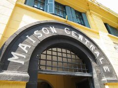 午後時間があったのでホアロー収容所に。昔のベトナムの収容所の博物館です。日本でいう網走刑務所みたいな博物館。