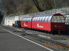 ブリエンツ名物のロートホルン登山列車の赤い客車が止まっていましたが肝心のＳＬは営業運転前で車庫の中でした。