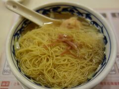 蝦雲呑は他の人の旅行記でしっていたけど細麺。
ラーメンはあまり好きではない私には
ちょっと硬めなこの麺がとてもおいしく感じた。
「おいしい！」
そして麺の下に隠れていた海老は同じくエビラーの娘に食べさせてあげたい
プリプリの海老。
でも、この時マレーシアを引きずっていたのか1香港ドルが30円で脳内換算。
計算すると2300円になってしまう。
普段、旅先であまり食にお金を掛けない私は蝦雲呑でこの値段を払ったと思うと
めまいがしそうだった。

でも、美味しいんだ。
だからそれを楽しもうと自分に言い聞かせる。

宿に戻ってガイドブックを見る元気もなく、ベットに横になる。
そもそも狭い部屋なので、座っているのも落ち着かないんだけど。

横を見るとせっかく少し上向きになった気持ちがまたへこむ窓に貼られた紙。
落ち着いて考えれば、レートは1香港ドルは15円ぐらいだった。
1100円ぐらい。
まあ、インドネシア帰りなのでそれでも高く感じるけど
これなら許容範囲だ。

明日の予定は、明日考えよう。
もう、何も考えずに寝たい。

考えてみたら、二十歳のときに初めて一人旅をして以来
この日初めて旅を楽しめなかったような気がする。