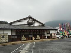 奥社には行けないので早々に降りて、向かったのが旧金比羅大芝居へ