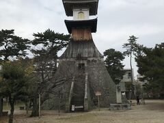 ホテルでリュックをピックアップし、途中で高さ27ﾒｰﾄﾙ、日本一高い灯籠ということで国の重要有形民俗文化財に指定されていますが高灯籠を眺めつつ