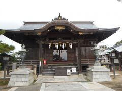 で、展望台から琴弾八幡宮へ。言い伝えでは703年にその起源をさかのぼるという由緒ある神社