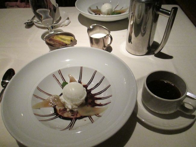 デザート。<br />結婚パーティーや誕生日の人、店内は明るく楽しく幸せな時間。　<br />そんな時間が共有ができてこのお店に来て良かったと今回も思いました。