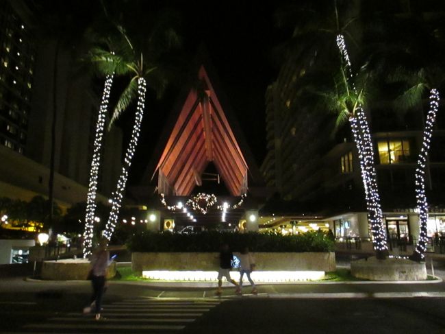 パーキングからホクラ二までの帰り道。<br />トランプ、ハレクラニ、アウトリガーリーフとみんなクリスマス仕様でした。<br />3日目もお終いです。