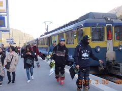 ８：０２にインターラーケン・オスト駅を出て８：４０にグリンデルワルト駅に到着しました。東洋人の姿が目立ちます。
ユーレイルパスを持っているとＢＯＢ鉄道やロープウェーが２５％引きで乗車できます。
