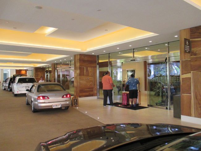 今日はホテルの引越しです。ヒルトンホクラ二をチェックアウトして、<br />次のヒルトングランドアイランダーに荷物を預けに行きます。<br />エントランスに行くのに少し迷いました。カリヤロードから入ります。