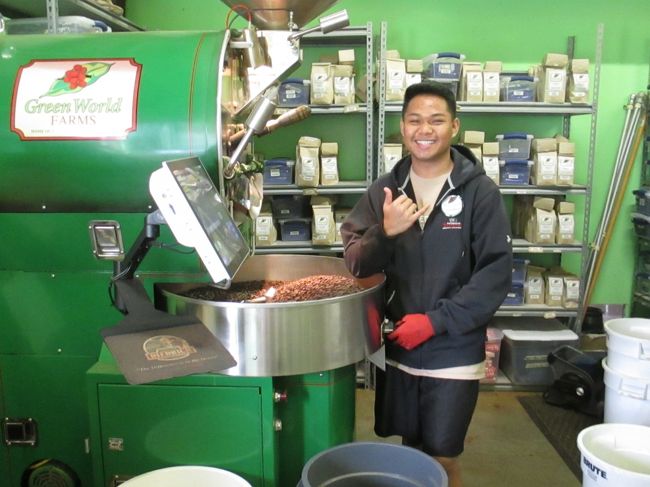 自家農園、自家焙煎。お兄さんいい笑顔！