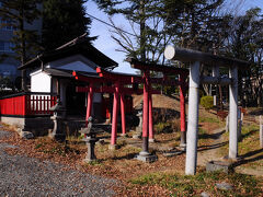 その一角に佇んでいたのは、杉妻稲荷神社。
その名のとおり、元は杉妻城（福島城の旧称）の艮の方角を守る社だったもの。
社殿は、天保11年(1840)に再建されたものだそうだ。
この社とは別に、立派な神社が鎮座していた。
板倉家初代重昌を祭神とする板倉神社で、震災で倒壊後、再建されたものだった。