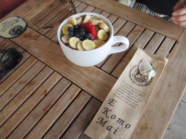 アサイボウル。風が強くて寒かったので店内で食べようとしたら、もっと寒かった。